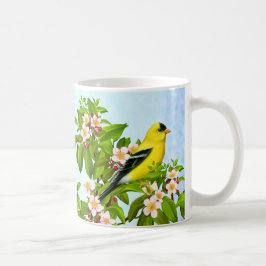 De Café Pássaro americano do Goldfinch na caneca da árvore