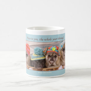 De Café Paz a você caneca do Pug do inverno por Pugs e po