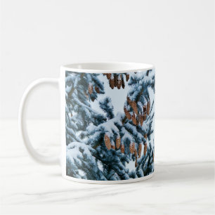 De Café Pinheiro com cones e caneca da neve