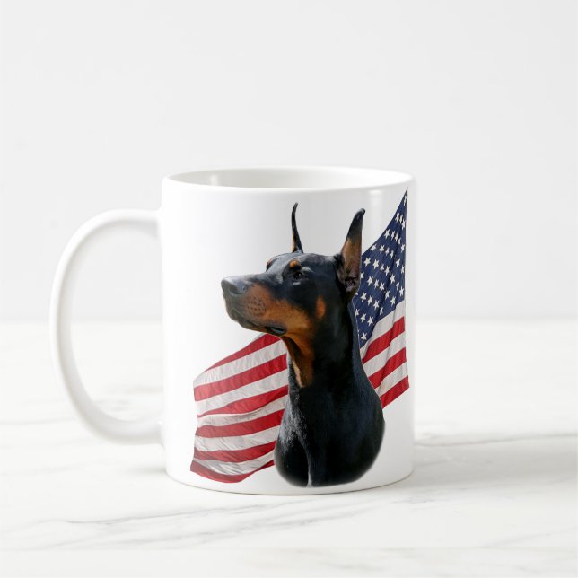 De Café Pinscher do Doberman e caneca da bandeira (Esquerda)