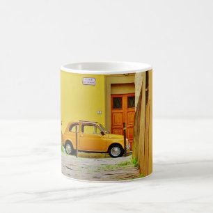 De Café Pistoia amarelo Fiat em um beco apertado, caneca