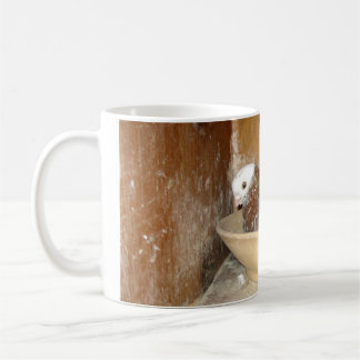 De Café Pombo em sua caneca da bacia do ninho