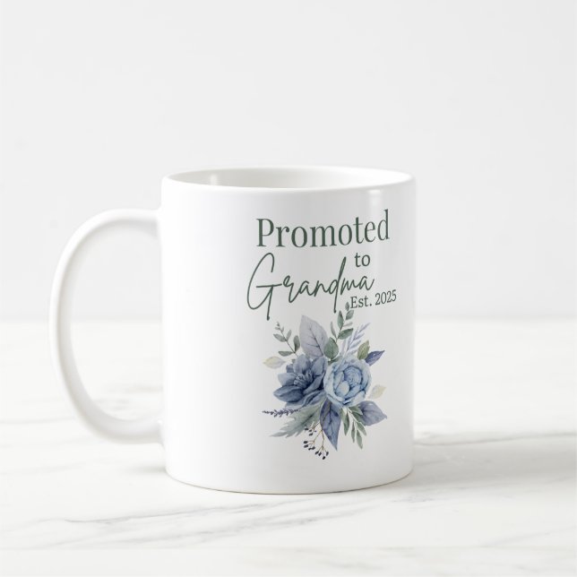 De Café Promovido à vovó 2025, caneca azul floral (Esquerda)