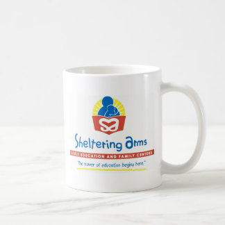 De Café Protegendo a caneca dos braços