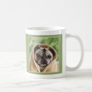 De Café Pug coberto na caneca do Pug do amor por Pugs e