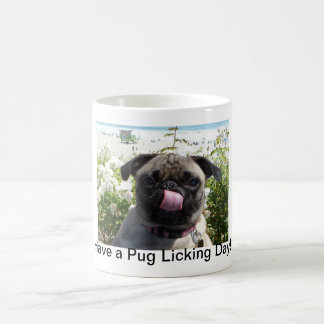 De Café Pug que lambe a caneca do dia