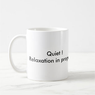 De Café relaxamento na caneca em andamento