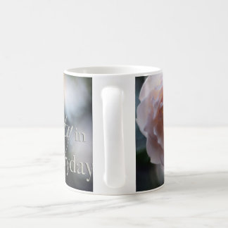 De Café Rosa cor-de-rosa procura a beleza na caneca diária