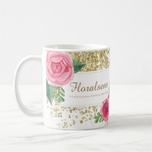 De Café Rosas bonitos da Aquarela com a caneca Dourado do
