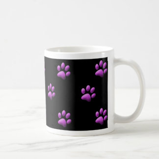 De Café Roxo da caneca do impressão da pata no preto