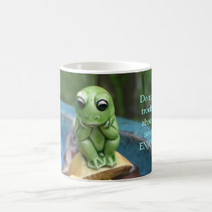 De Café Sapo com uma caneca da mensagem