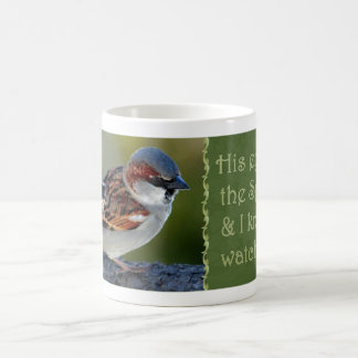 De Café Seu olho está na caneca do pássaro do verde da