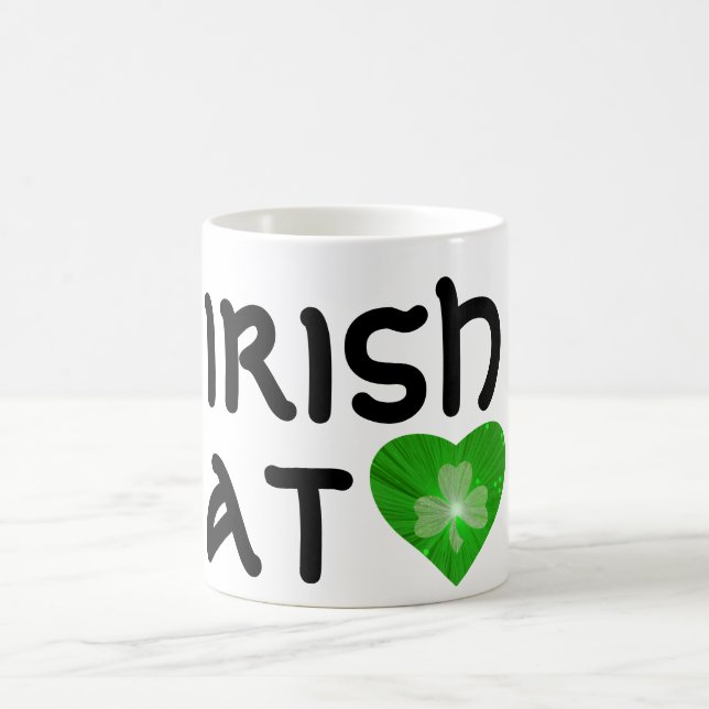 De Café Shamrock 'Irish at (coração)', caneca branca (Centro)