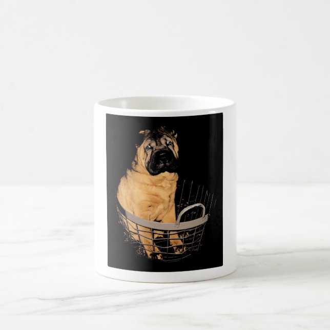 De Café Shar Pei na caneca da cesta (Centro)