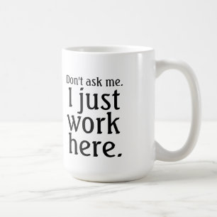 De Café Só trabalho aqui caneca