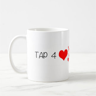 De Café Torneira do PERISCÓPIO para a caneca dos corações