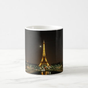 De Café Torre Eiffel na caneca da noite