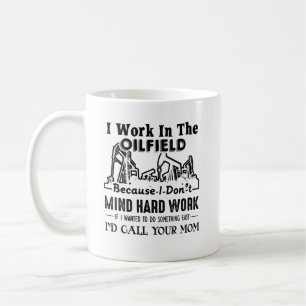 De Café Trabalho na caneca do campo petrolífero