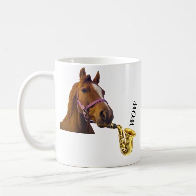 De Café Um cavalo que joga a caneca do saxofone uau (Esquerda)
