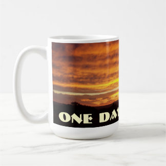 De Café Um dia em uma caneca do por do sol do tempo