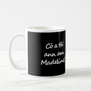 De Café Um lado da caneca diz Cò a th' ann am Madeline?