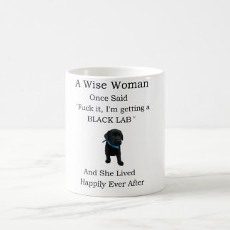 De Café Uma mulher sábia disse caneca para Labrador Negro