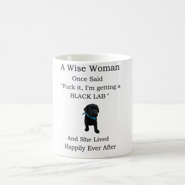 De Café Uma mulher sábia disse caneca para Labrador Negro (Centro)