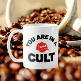 De Café Você Está Em Um Culto! | Caneca Clássica Anti-MAGA