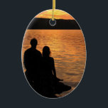 De Cerâmica Amantes no ornamento do lago sunset<br><div class="desc">Este ornamento da fotografia das belas artes caracteriza dois amantes na silhueta que apreciam o por do sol no lago Cayuga em Ithaca, NY. Este é um dos lagos finger do norte do estado de New York. Alaranjado, amarelo bonitos e ouro colorem as ondas e as ondinhas em um teste...</div>