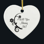 De Cerâmica Casado Me Faux Diamond Flower Noivado Ornamento<br><div class="desc">Surpresa e emociona-a com este lindo ornamento de casamentos em forma de cerâmica, feito em forma de cerâmica, que pop a pergunta "Você vai me casado?" Projetado com a imagem de uma flor de filigrana preta e minúsculos sotaques de diamante sobre um fundo branco limpo. O verso tem um padrão...</div>