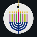 De Cerâmica Decoração dos feriados do menorah | do ornamento |<br><div class="desc">" Ornamento redondo cerâmico de Hanukkah feliz" que caracteriza um Menorah colorido.</div>