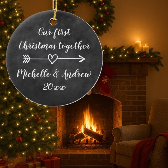 De Cerâmica Nosso ø do Natal ornamento feito sob encomenda da (Tree ornament with arrow heart for first Christmas together)