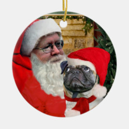 DE CERÂMICA O PUG OLHA ACIMA NO ORNAMENTO DO PAPAI NOEL