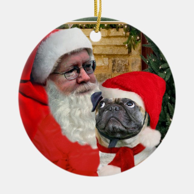 DE CERÂMICA O PUG OLHA ACIMA NO ORNAMENTO DO PAPAI NOEL (Frente)