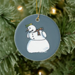 De Cerâmica Ornamento cerâmico azul Snowman<br><div class="desc">O Enfeites de natal de cerâmica Snowman é para coletores de Enfeites de natal, amantes de bonecos de neve, coletores de bonecos de neve e fãs de desenhos animados. Snowman é a arte original de desenho animado Steamy Raimon. * sugestões: 1) vários destes ornamentos e linhas de pesca (ou cordas)...</div>