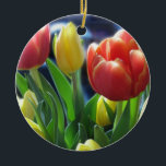 De Cerâmica Ornamento das tulipas<br><div class="desc">Ornamento das tulipas. A tulipa holandesa vermelha & amarela floresce no ornamento morno da foto da luz solar do primavera. Este ornamento do presente da flor é inteiramente customizável! Adicione e personalize com seus textos e imagens! Um presente floral bonito para o amante da flor!</div>