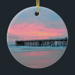 De Cerâmica Ornamento do nascer do sol do cais da rua<br><div class="desc">Artigo bonito com uma manhã nebulosa com um nascer do sol no cais da rua principal de Daytona Beach em Florida com cores cor-de-rosa bonito.</div>