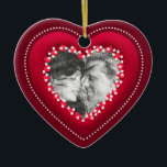 De Cerâmica Ornamento personalizado do coração foto vermelha<br><div class="desc">Ornamento personalizado da foto para amantes com quadro do coração e parte traseira vermelhos grandes do texto sobre. Faz um grande presente de época natalícia, lembrança do aniversário do casal ou presente romântico do dia dos namorados. Personalize-o com sua foto em uma lateral e com texto feito sob encomenda na...</div>
