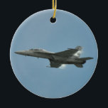 De Cerâmica Ornamento super do zangão do marinho FA-18<br><div class="desc">O artigo bonito com uma demonstração aérea super do zangão do marinho F/A-18E/F F-18 com o vapor nas asas no crivo de Embry voa & as ondas mostram em Daytona Beach FL.</div>