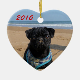 De Cerâmica Pug no ornamento do coração da praia