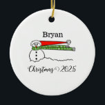 De Cerâmica Windy Snowman - Ornamento Personalizado<br><div class="desc">Um bonitinho bonitinho de neve no ornamento personalizado pelo vento com nome e ano</div>