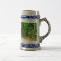 Rio Rushing debaixo da Caneca das Árvores