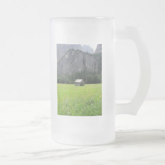 De Cerveja Vidro Jateado Caneca do fosco com vista do massif & da vertente