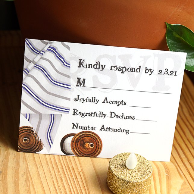 De Conselho Cartão RSVP do Bar Tallit Mitzvah (bar mitzvah rsvp card with blue and white striped tallit and scrolls, paper enclosure card)