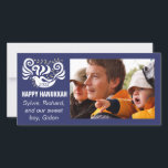 De Festividades Cartão com fotos Happy Chanukah "Blackboard Doves"<br><div class="desc">Cartão com fotos Happy Chanukah "Blackboard Doves" Personalize adicionando sua própria foto e substituindo o texto pela sua. Personalize o texto com o estilo, o tamanho e a cor da sua fonte favorita. Tamanho: 8" x 4" Compartilhe seus momentos especiais com entes queridos em todo lugar criando um cartão com...</div>