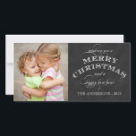 De Festividades CARTÃO COM FOTOS HOLIDAY feliz | CHALKBOARD<br><div class="desc">CARTÃO COM FOTOS DE NATAL DE MERCADORIAS NO QUADRO PRETO E CORES BRANCAS COM FONTES DE SCRIPT DE VINTAGEM. PERSONALIZE COM SUA FOTO E NOMES FAMILIARES. ELKE CLARKE © Desejando um Feliz Natal e um Feliz ano novo. CARTÕES DE NATAL FOTO</div>