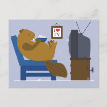 Cartão postal do castor assistindo TV