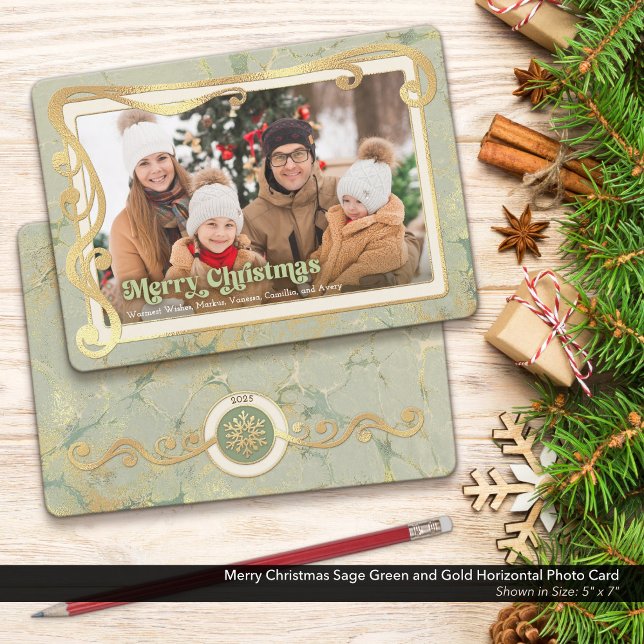De Festividades Feliz Natal Sage Cartão com fotos Verde e Dourado (Merry Christmas Photo Card with a Touch of Vintage Whimsy and Peaceful Sage Green & Gold Colors.)