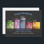 De Festividades Hanukkah apresenta o cartão<br><div class="desc">Os presentes festivos e coloridos são alinhados em seguido contra um fundo escuro. O sentimento "Hanukkah feliz" é pré-imprimido. O cartão é fácil de personalizar com seus fraseio, opções da pia batismal, do cor da pia batismal, as de papel da forma e escolha de seis tipos de papel. Envelopes brancos...</div>