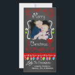 De Festividades Red Chalkboard Felry Natal Cartão com fotos<br><div class="desc">Feliz cartões com fotos de Natal com uma tela de fundo, muitas espirais vermelhas e texto que diz Feliz Natal, uma corda de luzes coloridas em várias cores, ornamentos vermelhos e verdes pendurados, e áreas que você pode personalizar esses belos e brilhantes cartões com fotos de Natal com sua foto...</div>